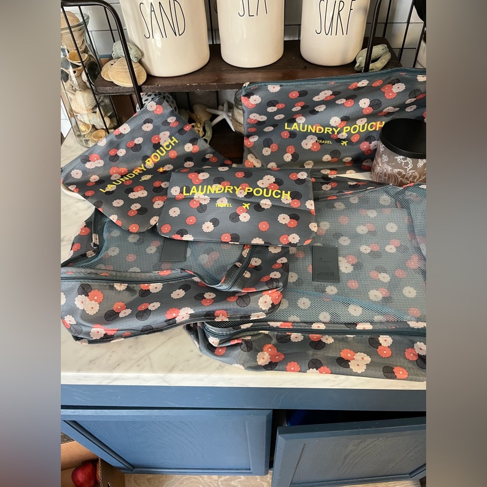 Floral set of packing cubes - one medium And one large size plus three laundry - Picture 2 of 6